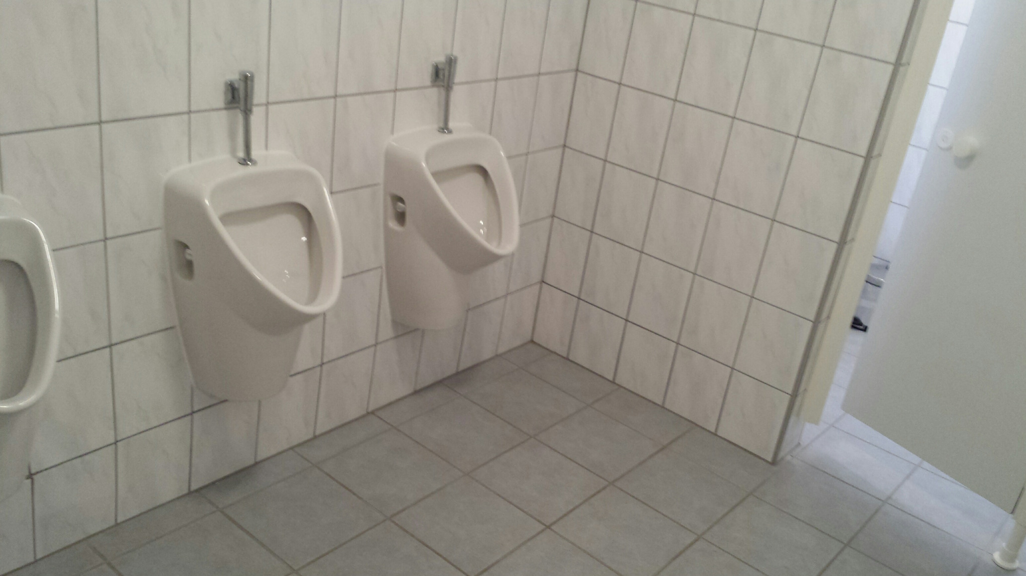 Sanitärbereich mit Urinalen im Hotel Kalimera