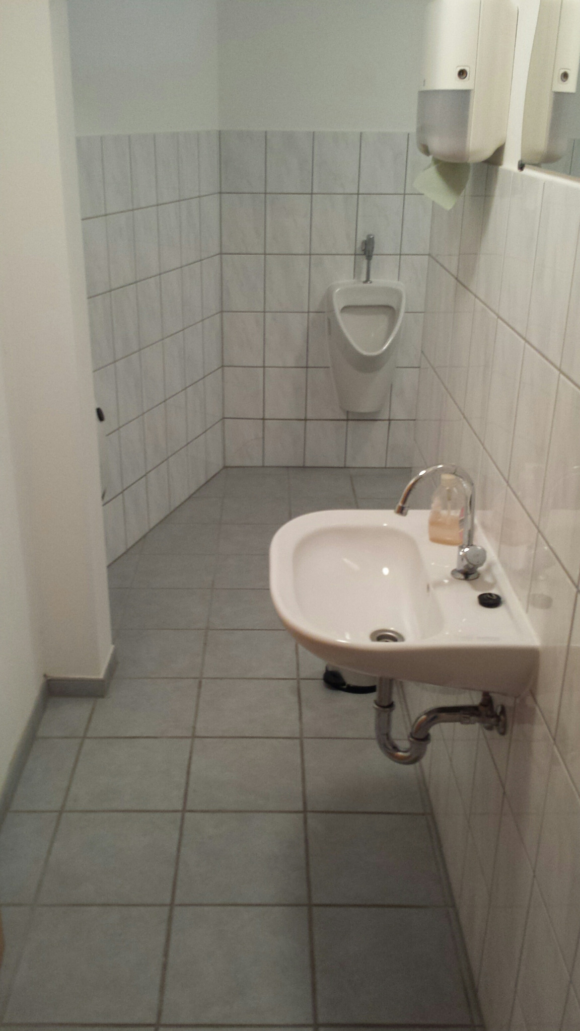 WC und Waschbecken im Sanitärbereich
