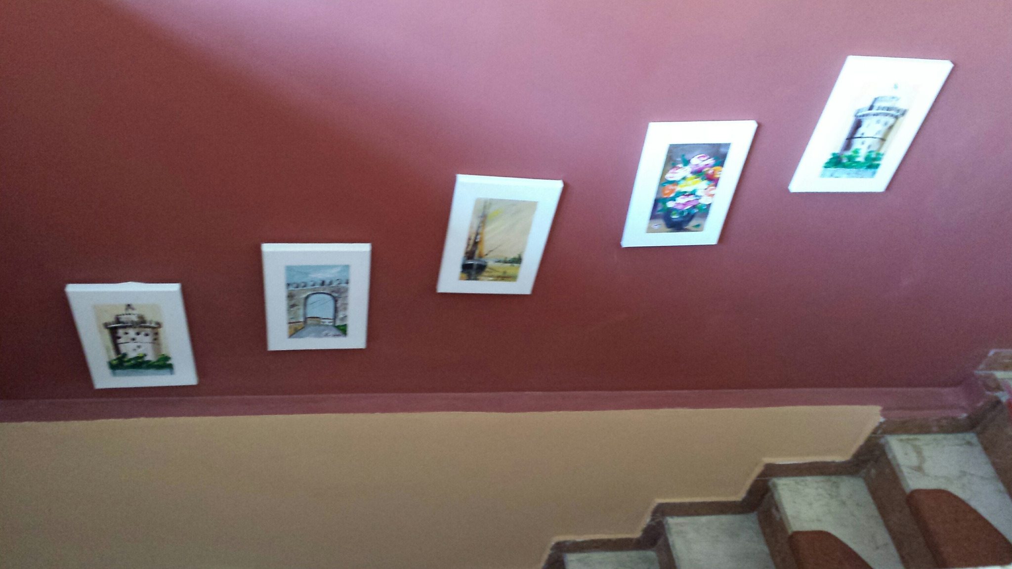 Treppenhaus mit Bilderwand im Hotel Kalimera