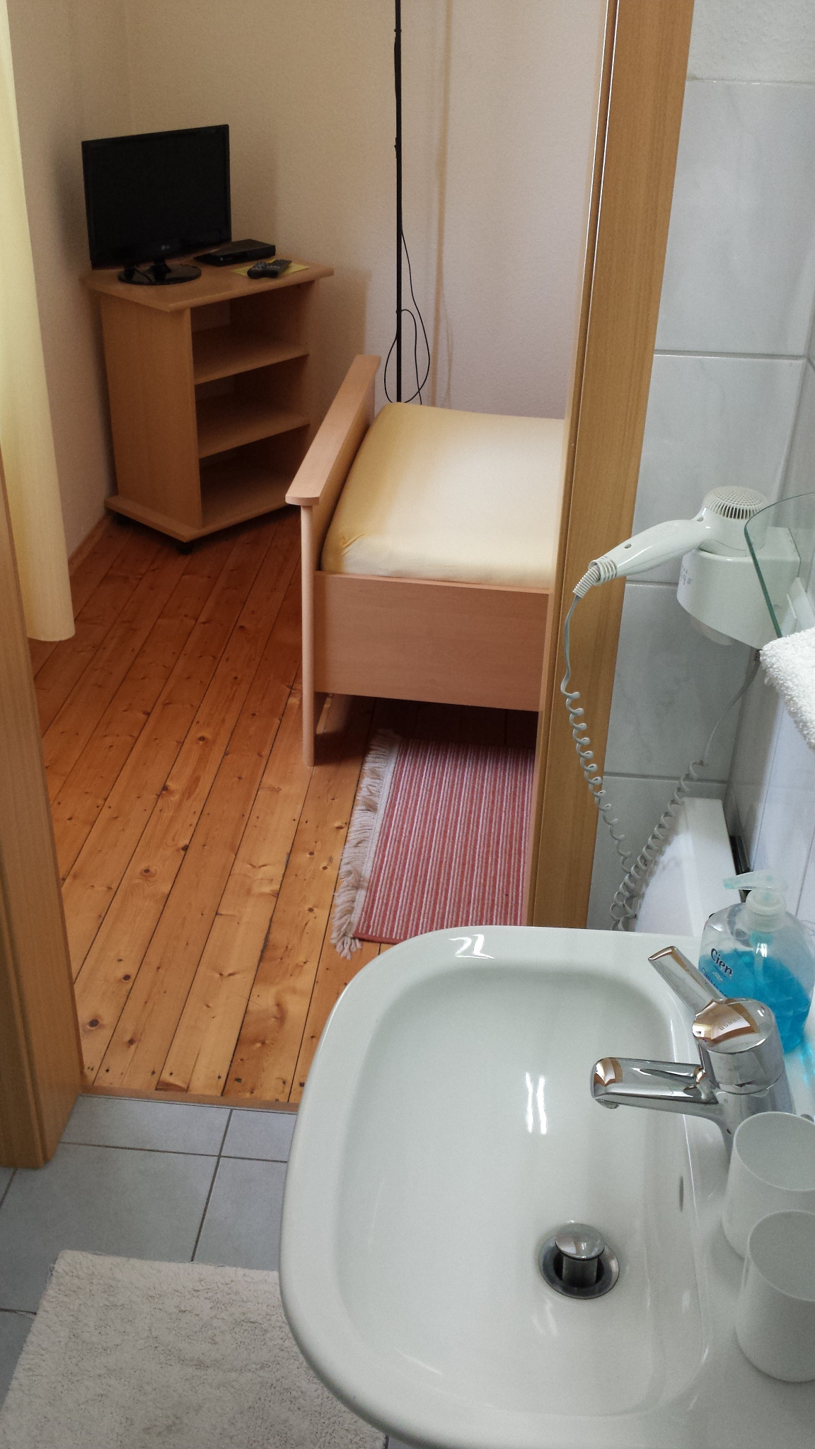 Blick vom Badezimmer in Zimmer 001