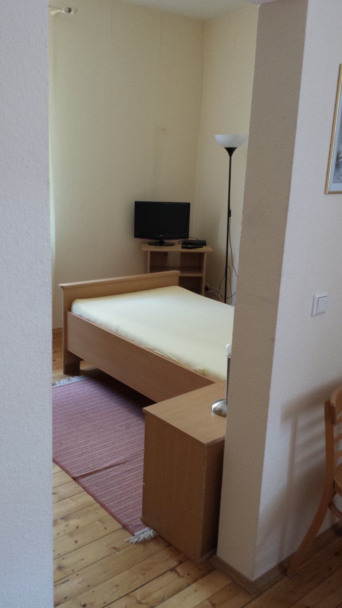 Innenansicht von Zimmer 001 mit Bett und TV