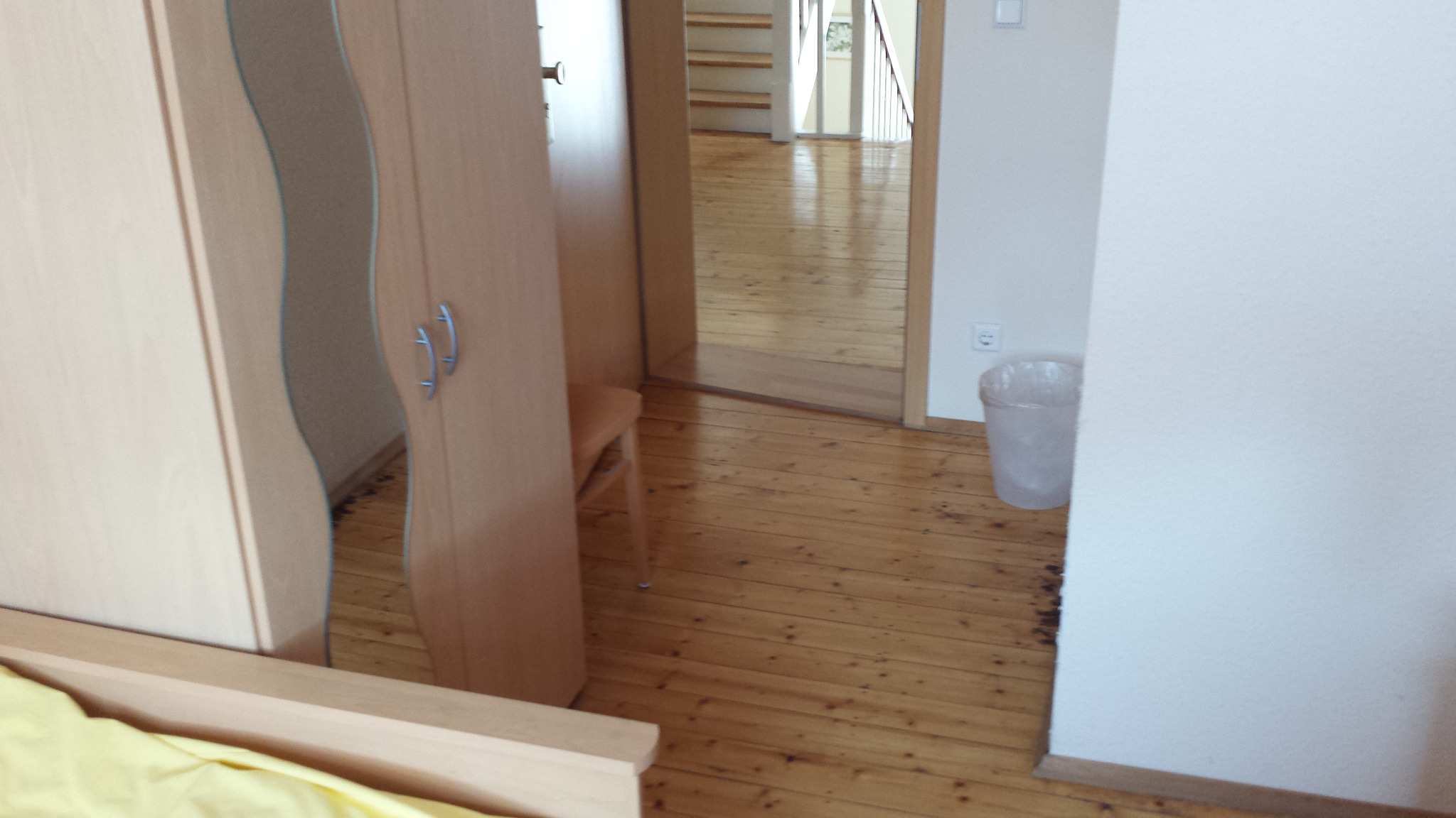 Stauraum und Eingangsbereich in Zimmer 002