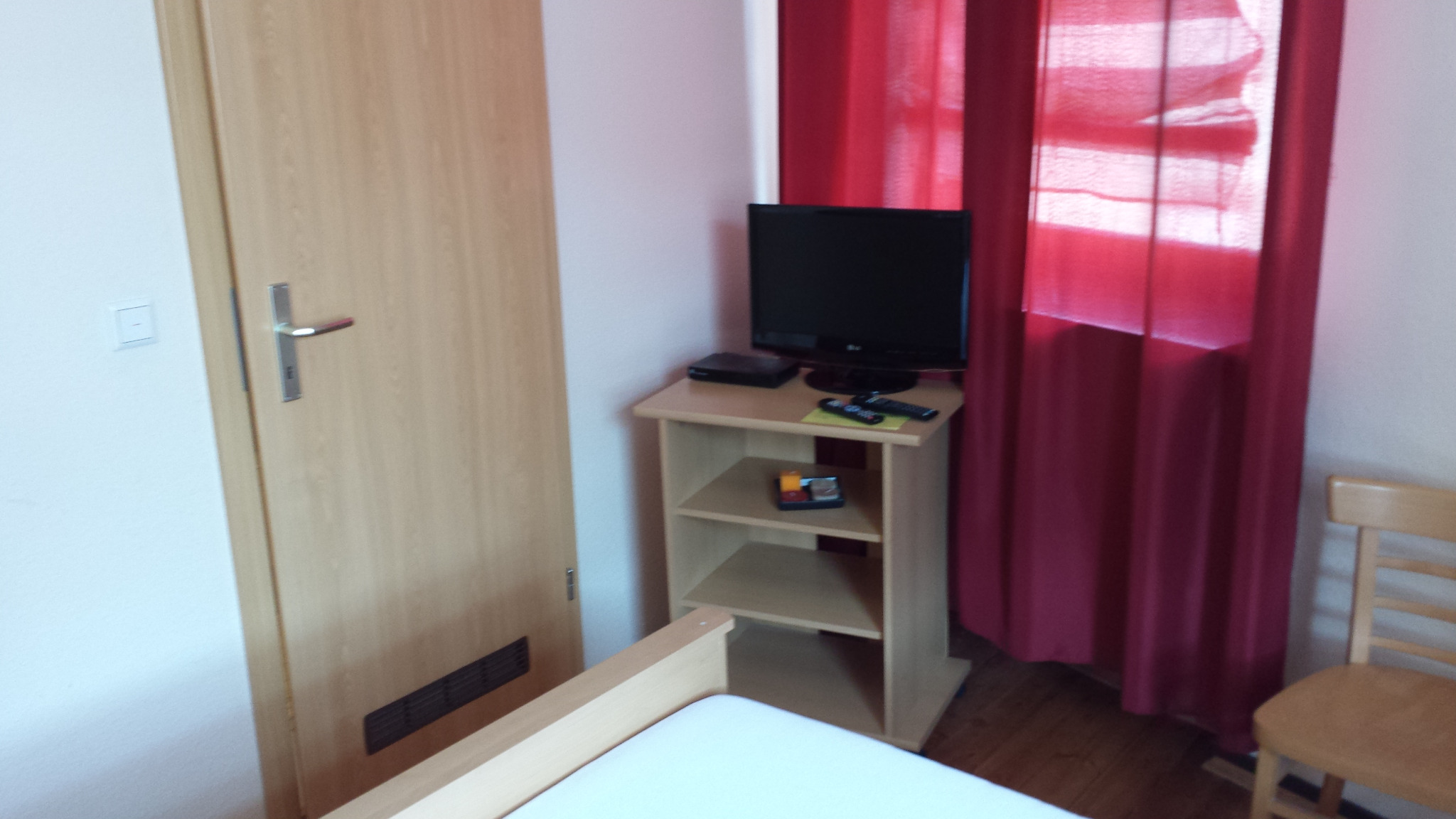 TV-Bereich in Zimmer 002